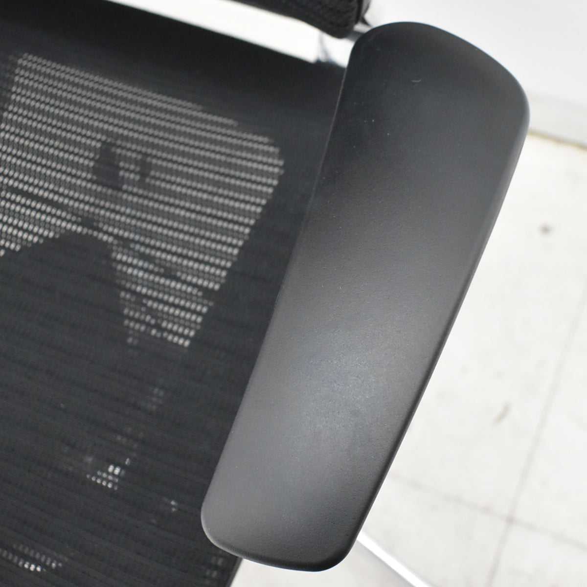 【中古】オカムラ　バロン　肘パッド新品　ハイバック　固定肘　ポリッシュ　ブラック　2026021203【中古オフィス家具】