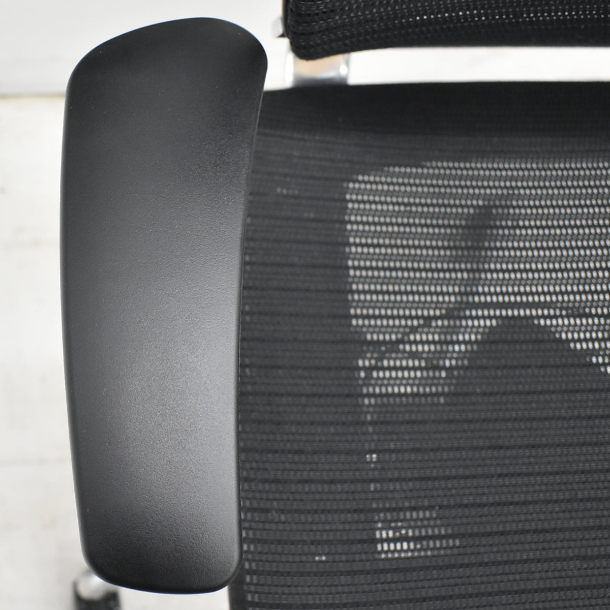 【中古】オカムラ　バロン　肘パッド新品　ハイバック　固定肘　ポリッシュ　ブラック　2026021203【中古オフィス家具】