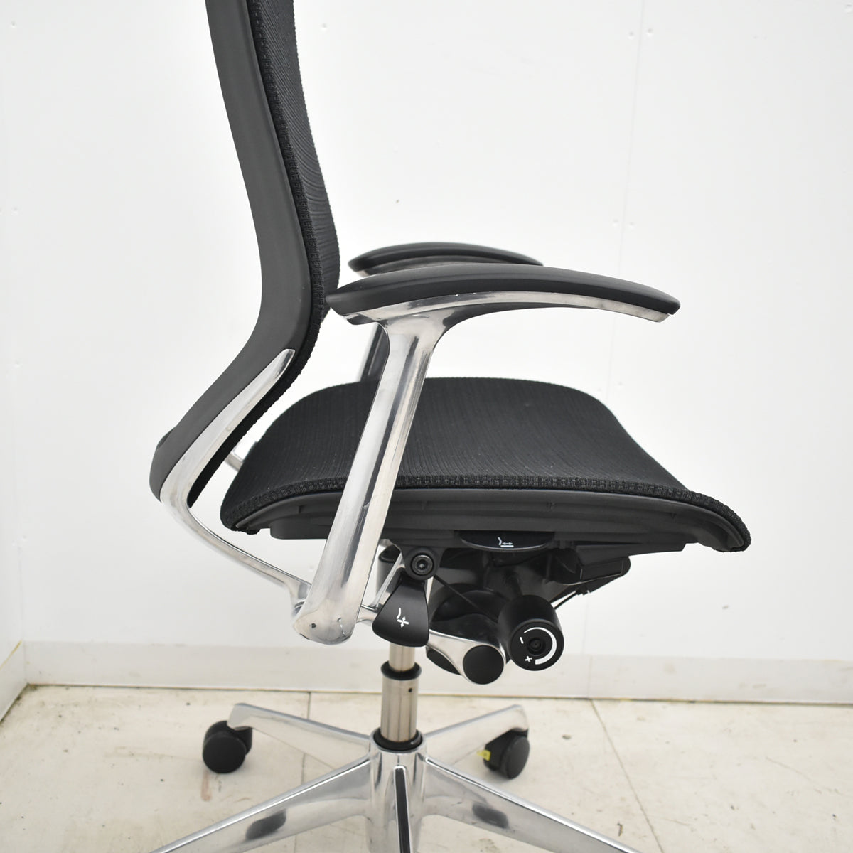 【中古】オカムラ　バロン　肘パッド新品　ハイバック　固定肘　ポリッシュ　ブラック　2026021203【中古オフィス家具】