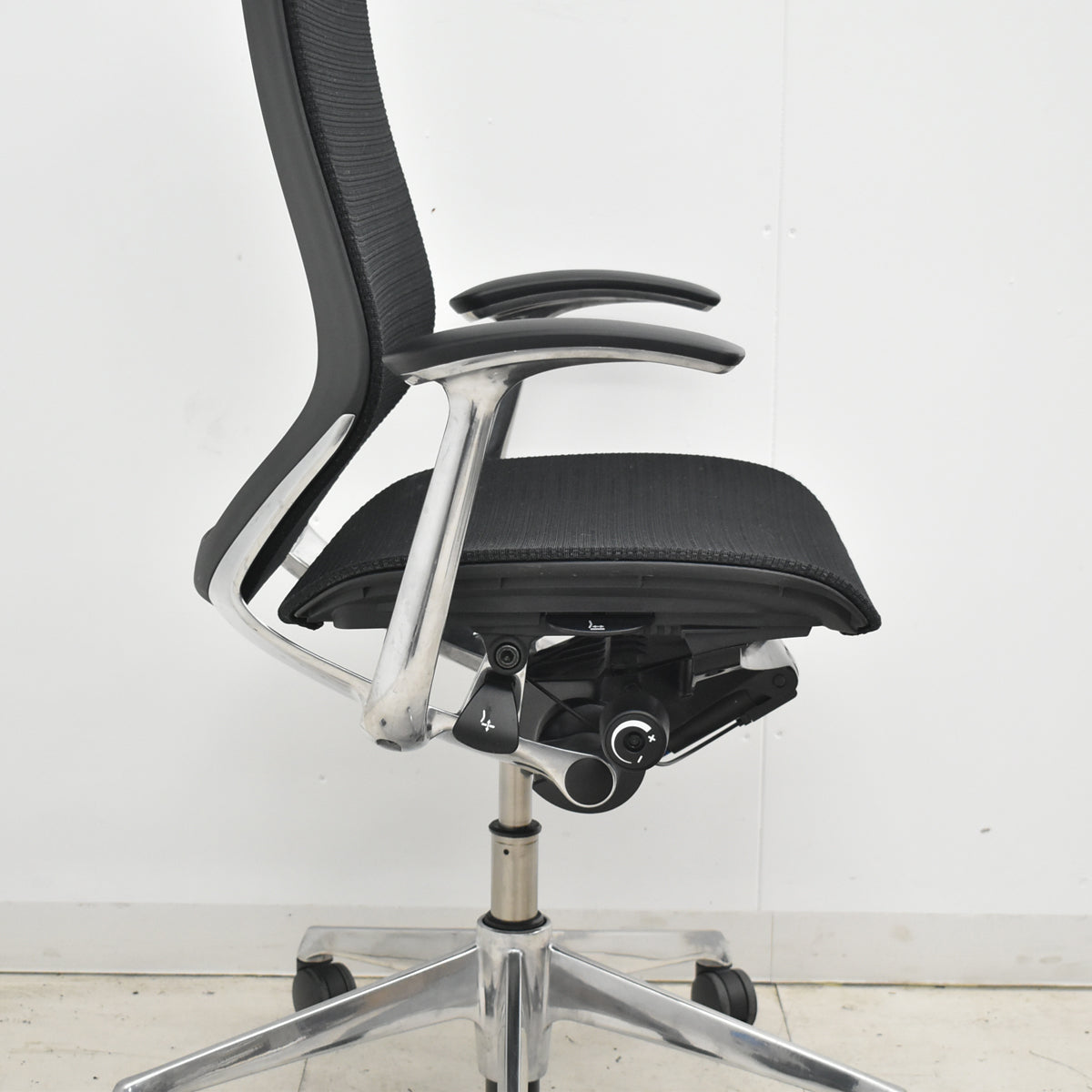 【中古】オカムラ　バロン　肘パッド新品　ハイバック　固定肘　ポリッシュ　ブラック　2026021204【中古オフィス家具】