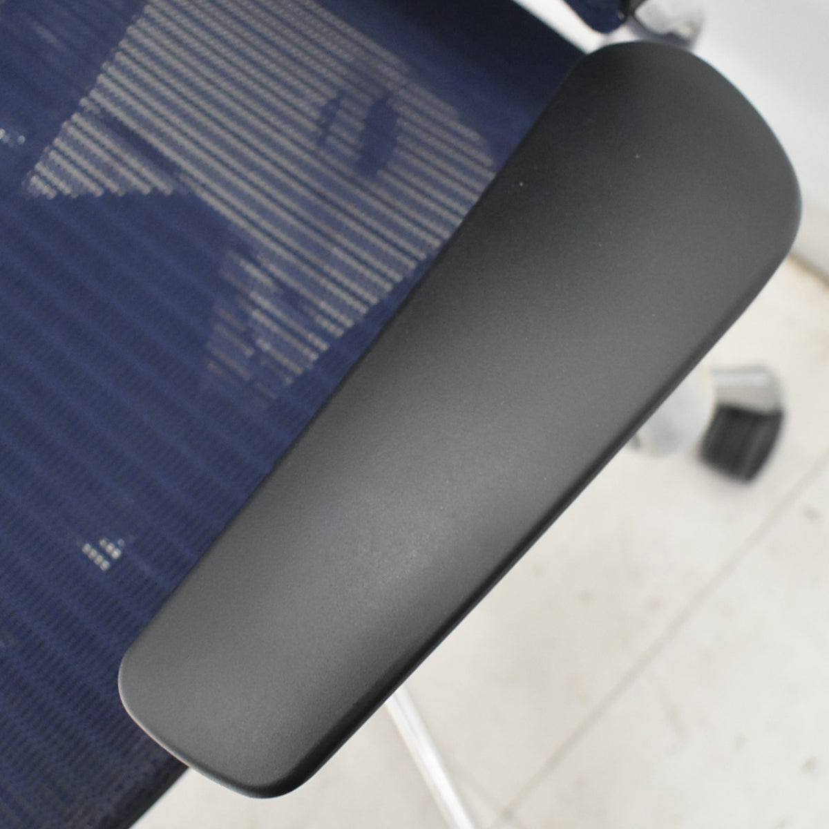 【中古】オカムラ　バロン　肘パッド新品　ハイバック　固定肘　ポリッシュ　ダークブルー　2026021205【中古オフィス家具】