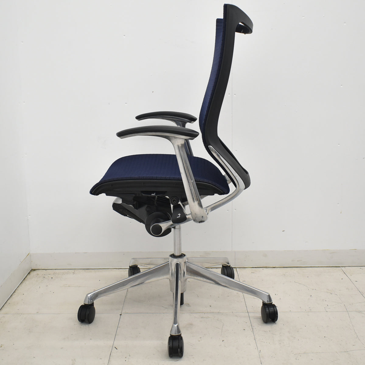 【中古】オカムラ　バロン　肘パッド新品　ハイバック　固定肘　ポリッシュ　ダークブルー　2026021205【中古オフィス家具】