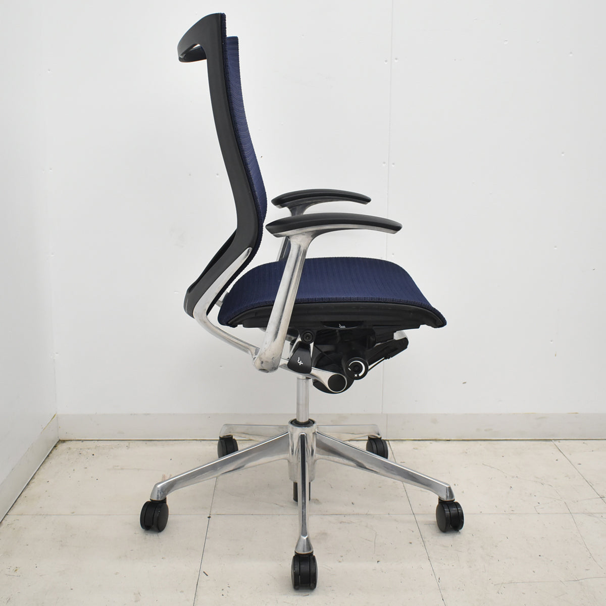 【中古】オカムラ　バロン　肘パッド新品　ハイバック　固定肘　ポリッシュ　ダークブルー　2026021205【中古オフィス家具】