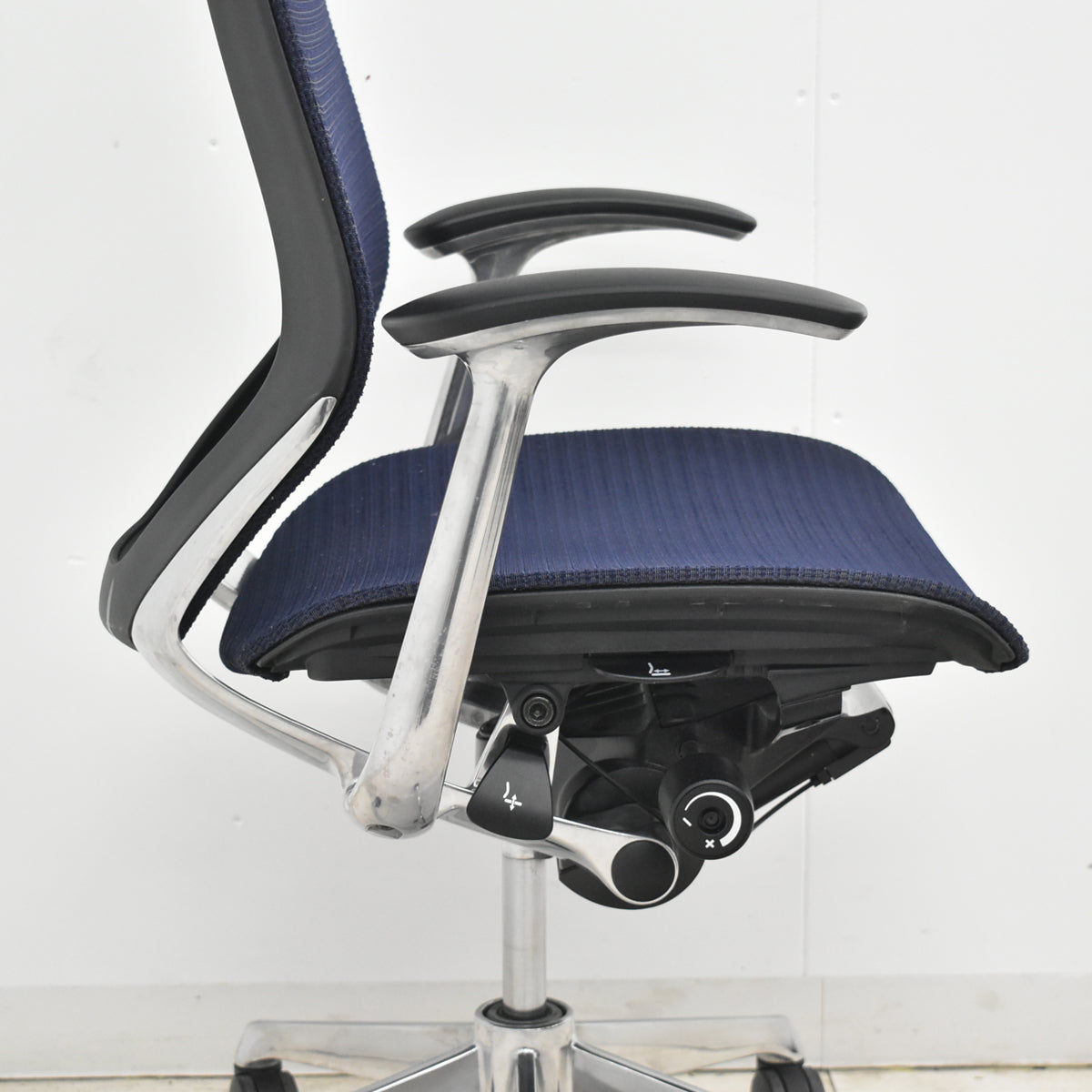 【中古】オカムラ　バロン　肘パッド新品　ハイバック　固定肘　ポリッシュ　ダークブルー　2026021205【中古オフィス家具】