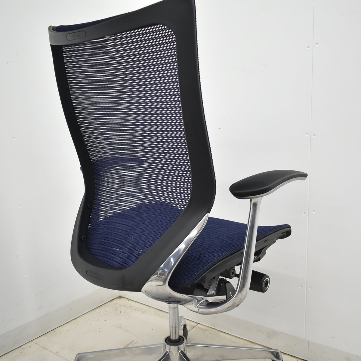 【中古】オカムラ　バロン　肘パッド新品　ハイバック　固定肘　ポリッシュ　ダークブルー　2026021205【中古オフィス家具】