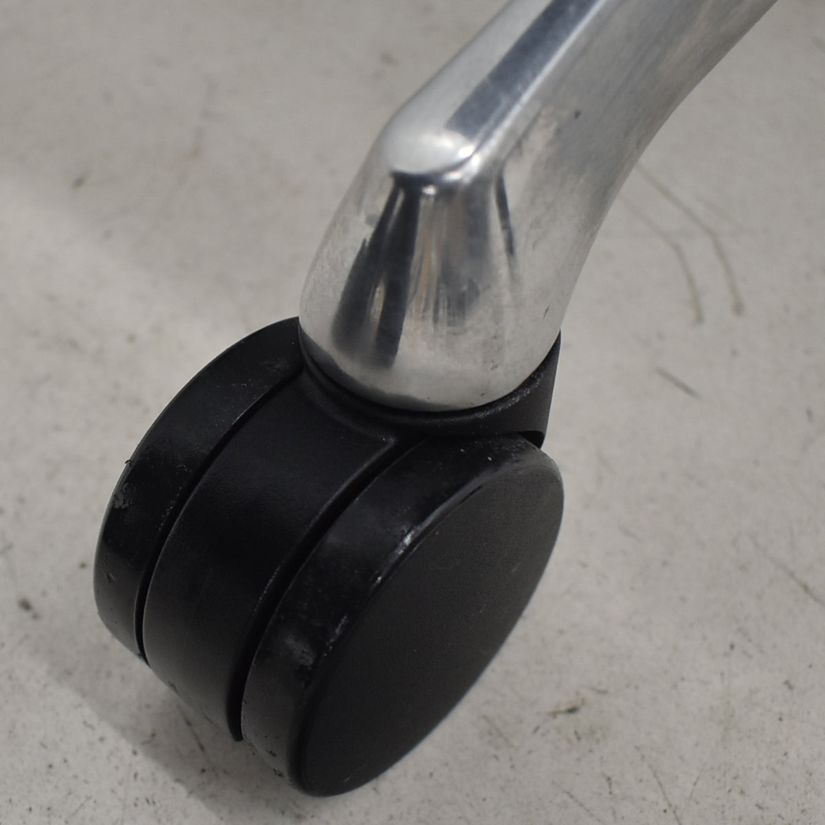 【中古】オカムラ　バロン　肘パッド新品　ハイバック　固定肘　ポリッシュ　ダークブルー　2026021206【中古オフィス家具】