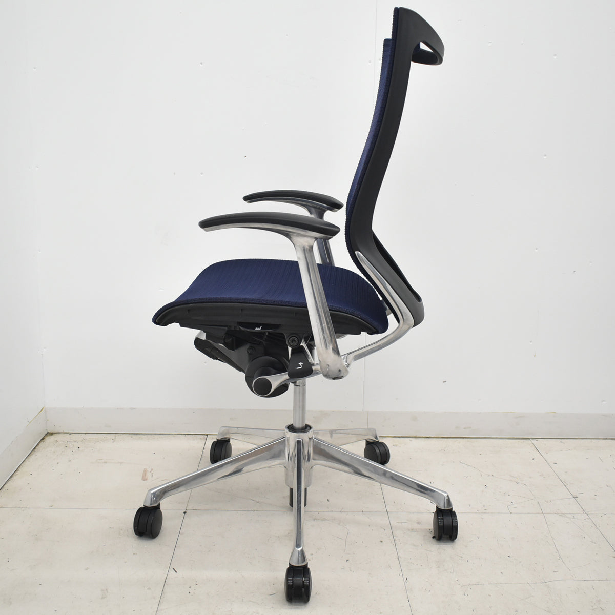 【中古】オカムラ　バロン　肘パッド新品　ハイバック　固定肘　ポリッシュ　ダークブルー　2026021206【中古オフィス家具】