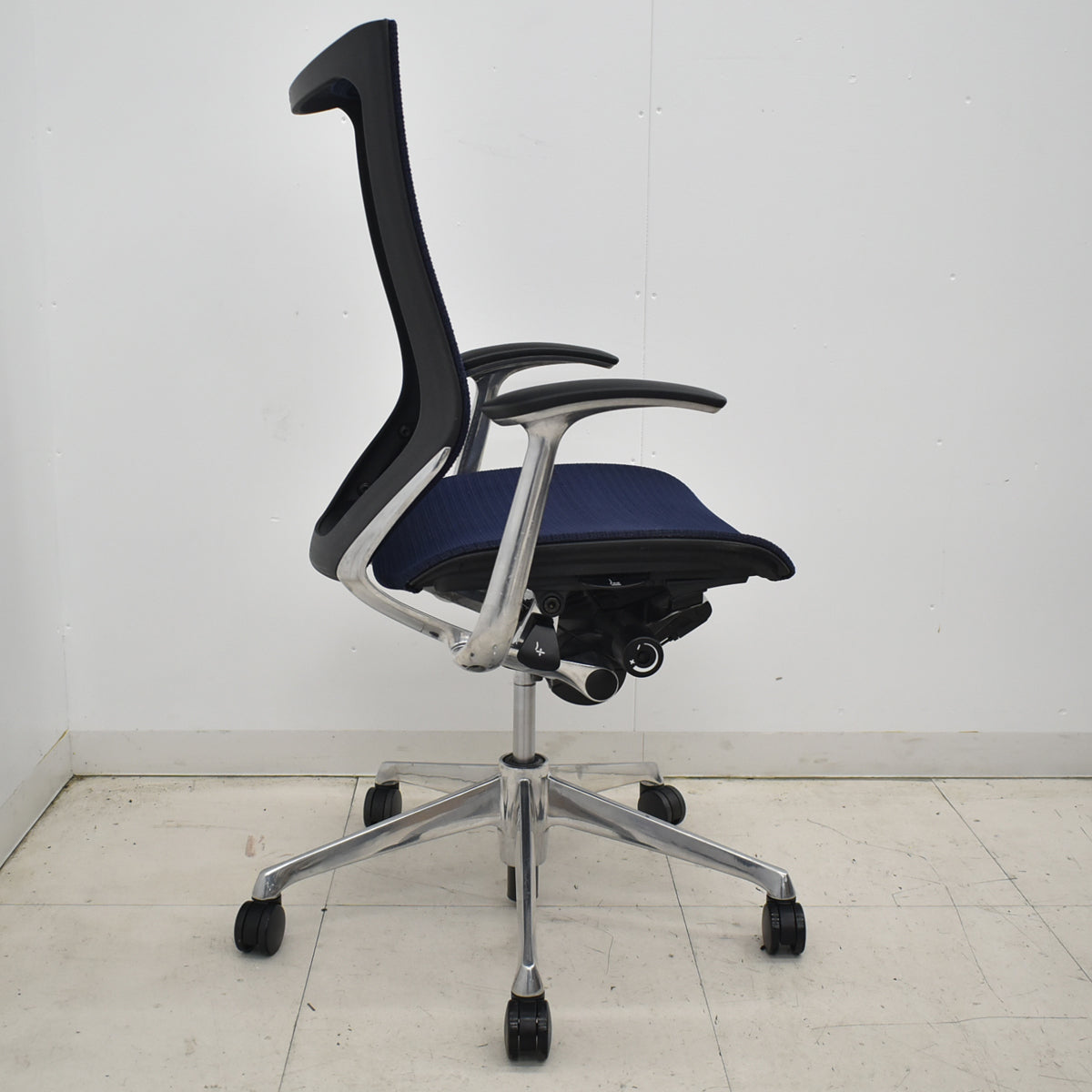 【中古】オカムラ　バロン　肘パッド新品　ハイバック　固定肘　ポリッシュ　ダークブルー　2026021206【中古オフィス家具】