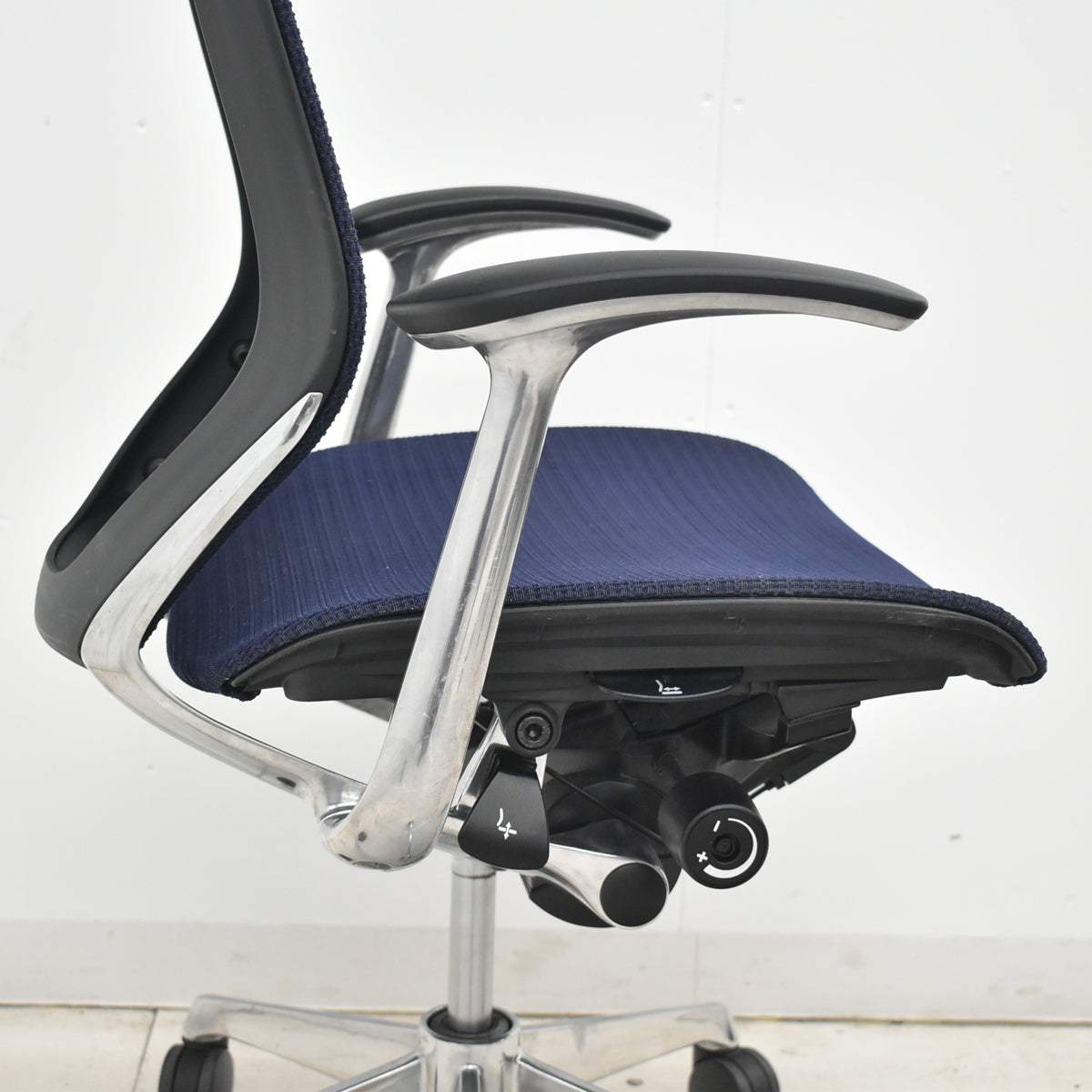 【中古】オカムラ　バロン　肘パッド新品　ハイバック　固定肘　ポリッシュ　ダークブルー　2026021206【中古オフィス家具】