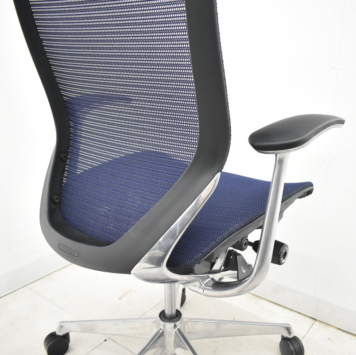 【中古】オカムラ　バロン　肘パッド新品　ハイバック　固定肘　ポリッシュ　ダークブルー　2026021206【中古オフィス家具】