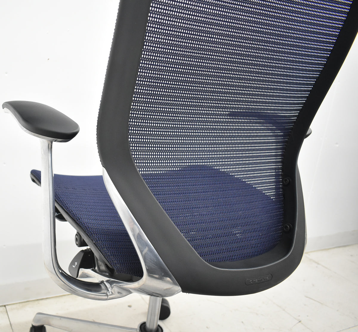 【中古】オカムラ　バロン　肘パッド新品　ハイバック　固定肘　ポリッシュ　ダークブルー　2026021206【中古オフィス家具】