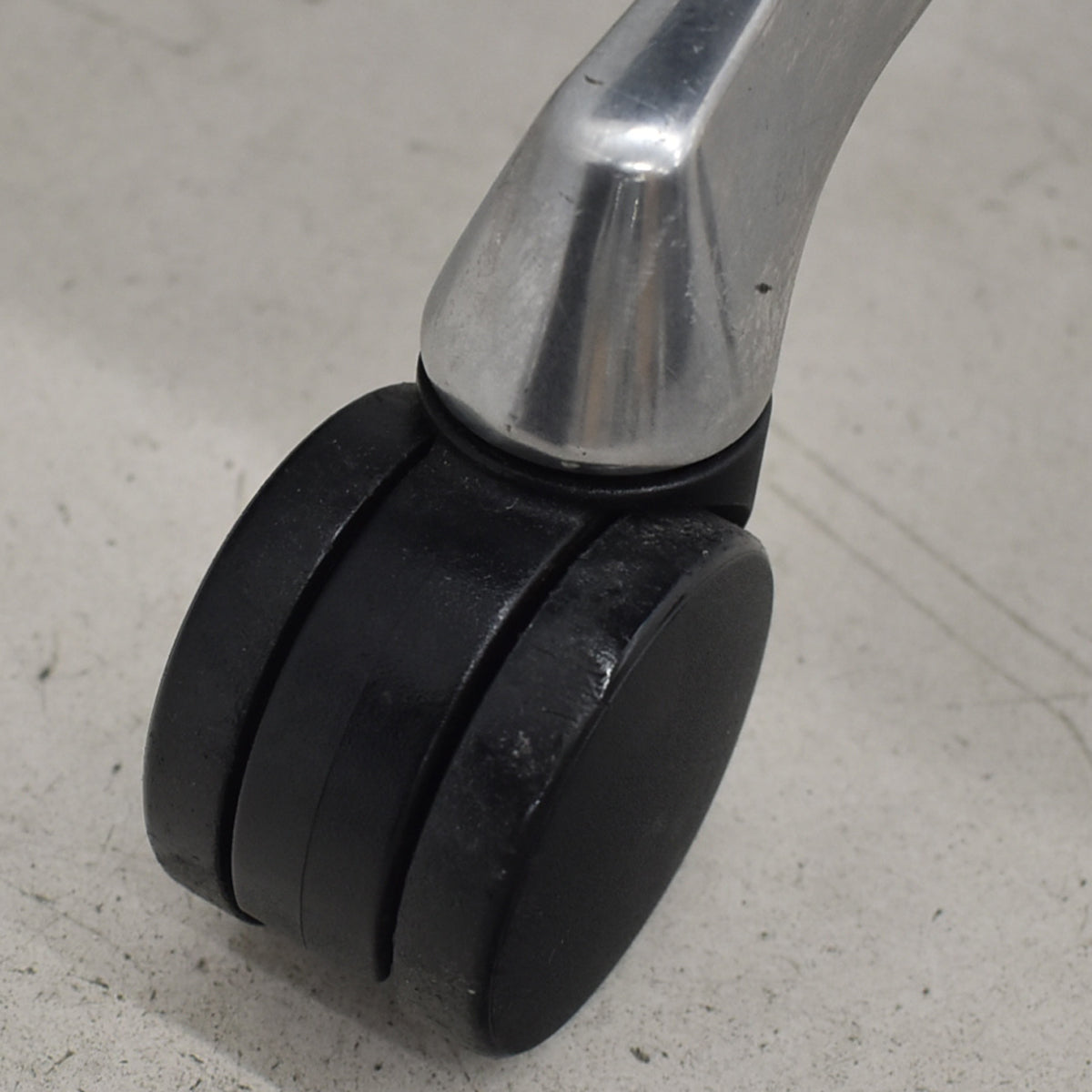 【中古】オカムラ　バロン　肘パッド新品　ハイバック　固定肘　ポリッシュ　ダークブルー　2026021301【中古オフィス家具】