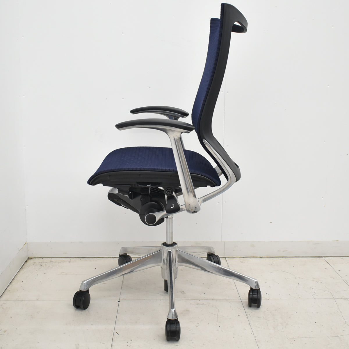 【中古】オカムラ　バロン　肘パッド新品　ハイバック　固定肘　ポリッシュ　ダークブルー　2026021301【中古オフィス家具】