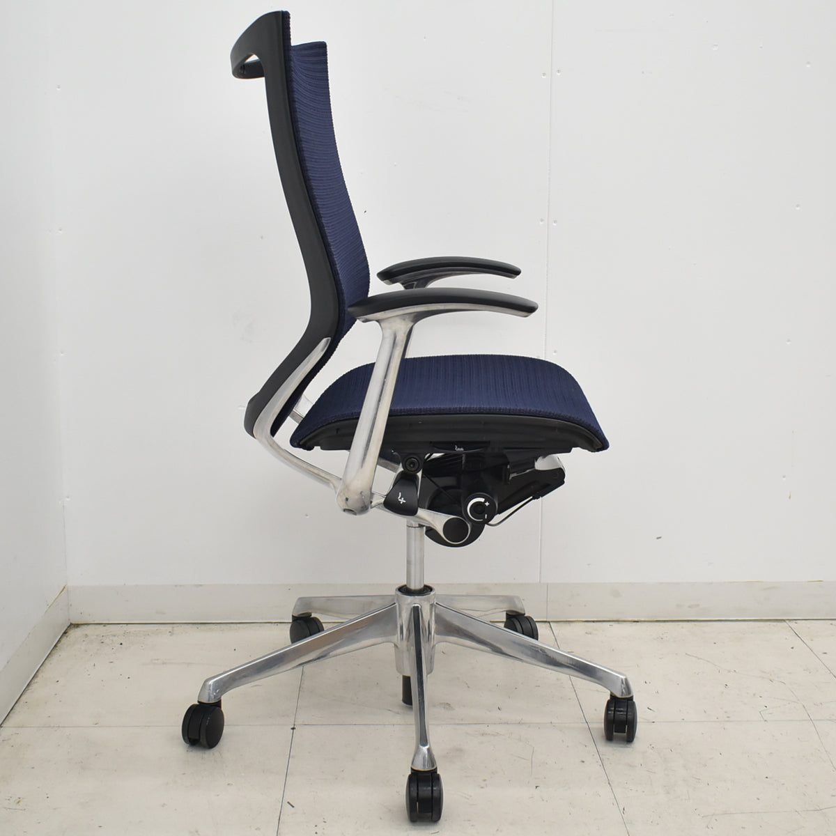 【中古】オカムラ　バロン　肘パッド新品　ハイバック　固定肘　ポリッシュ　ダークブルー　2026021301【中古オフィス家具】