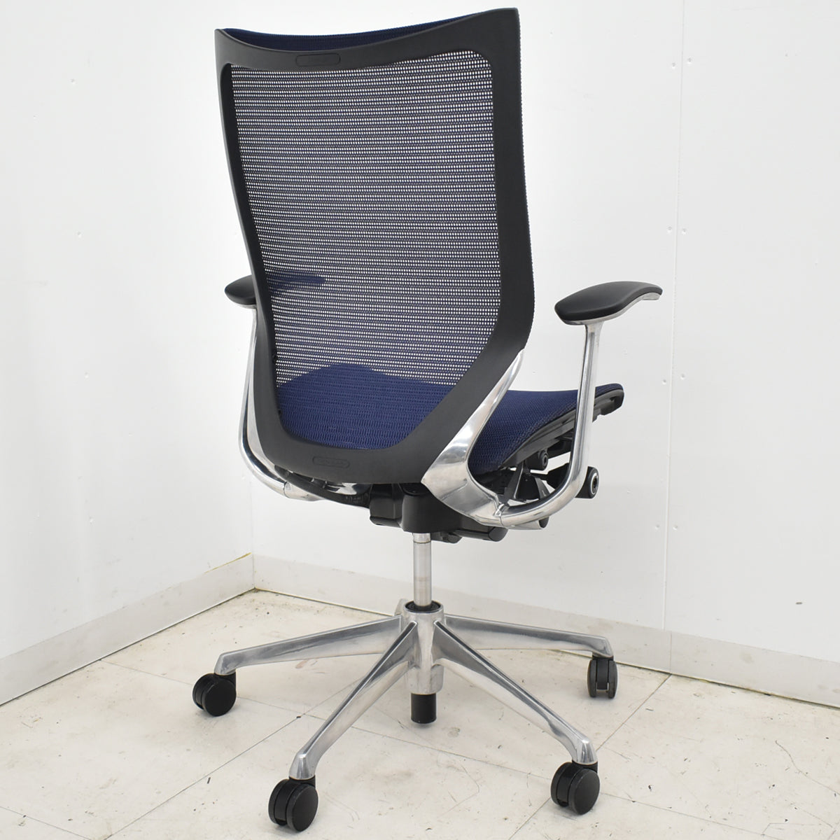 【中古】オカムラ　バロン　肘パッド新品　ハイバック　固定肘　ポリッシュ　ダークブルー　2026021301【中古オフィス家具】
