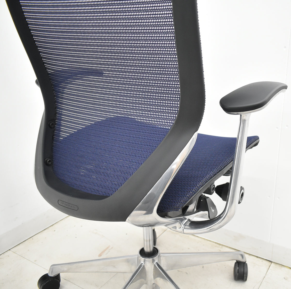 【中古】オカムラ　バロン　肘パッド新品　ハイバック　固定肘　ポリッシュ　ダークブルー　2026021301【中古オフィス家具】