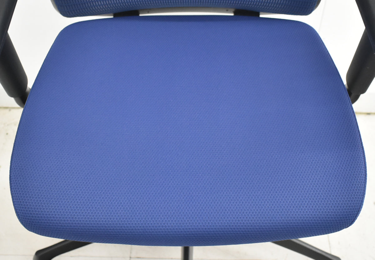 【中古】オカムラ　コーラル　ローバック　可動肘　ミディアムブルー　2026021302【中古オフィス家具】