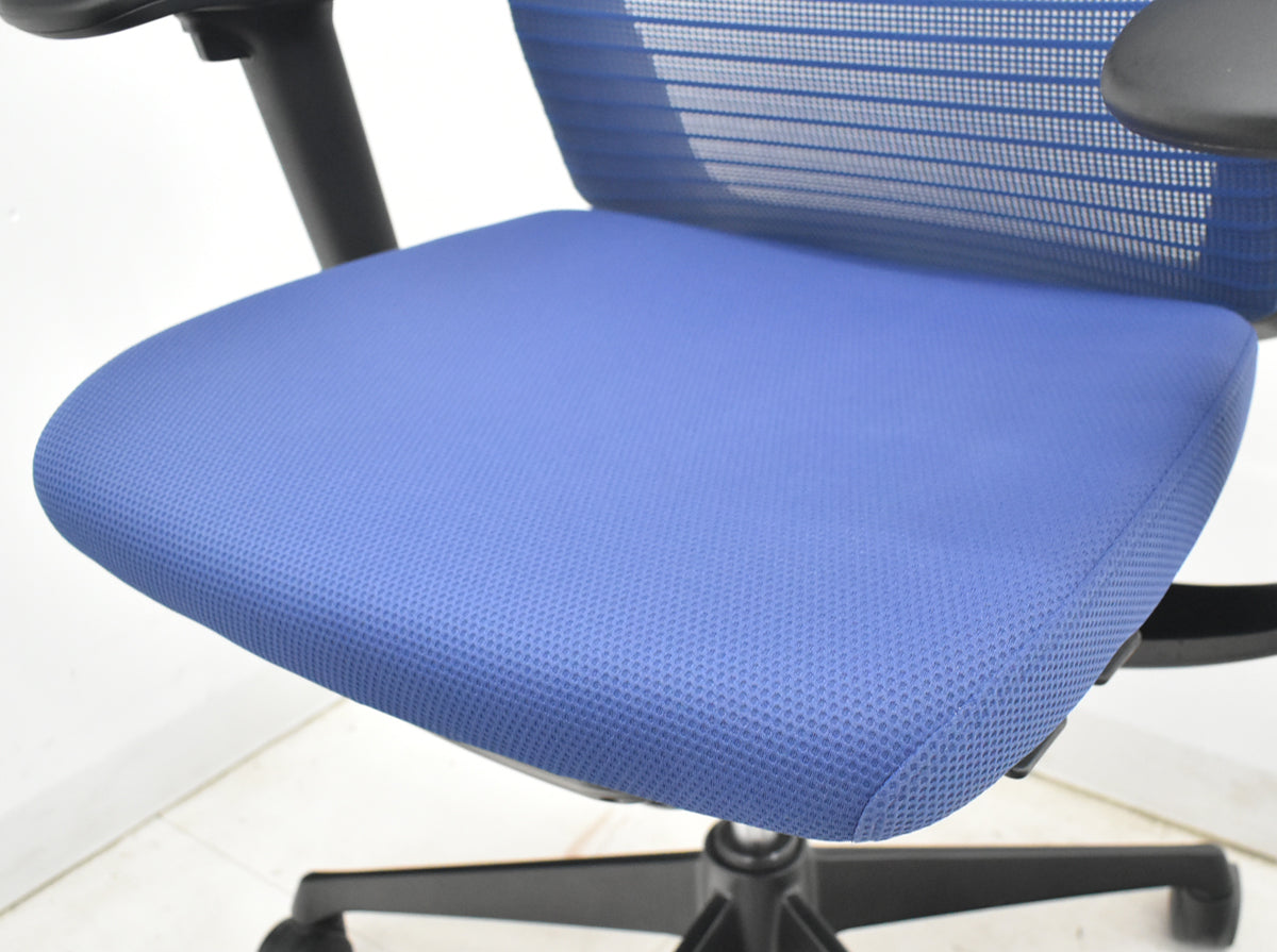 【中古】オカムラ　コーラル　ローバック　可動肘　ミディアムブルー　2026021302【中古オフィス家具】