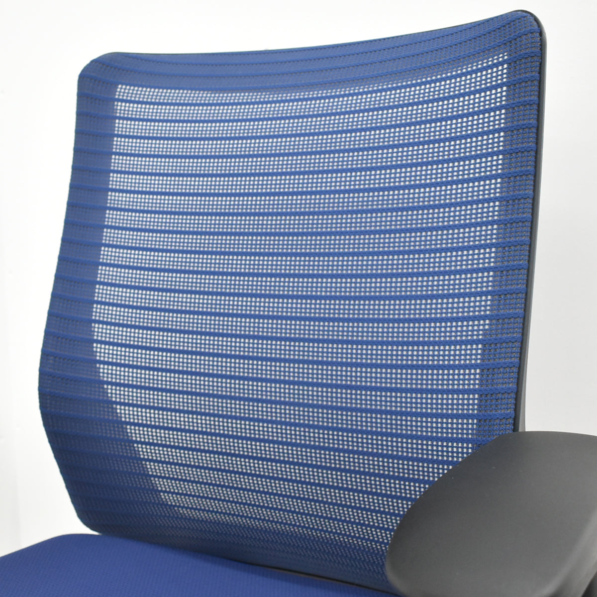 【中古】オカムラ　コーラル　ローバック　可動肘　ミディアムブルー　2026021302【中古オフィス家具】