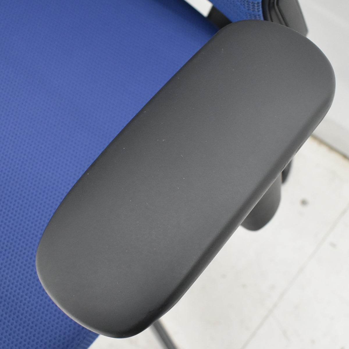 【中古】オカムラ　コーラル　ローバック　可動肘　ミディアムブルー　2026021302【中古オフィス家具】