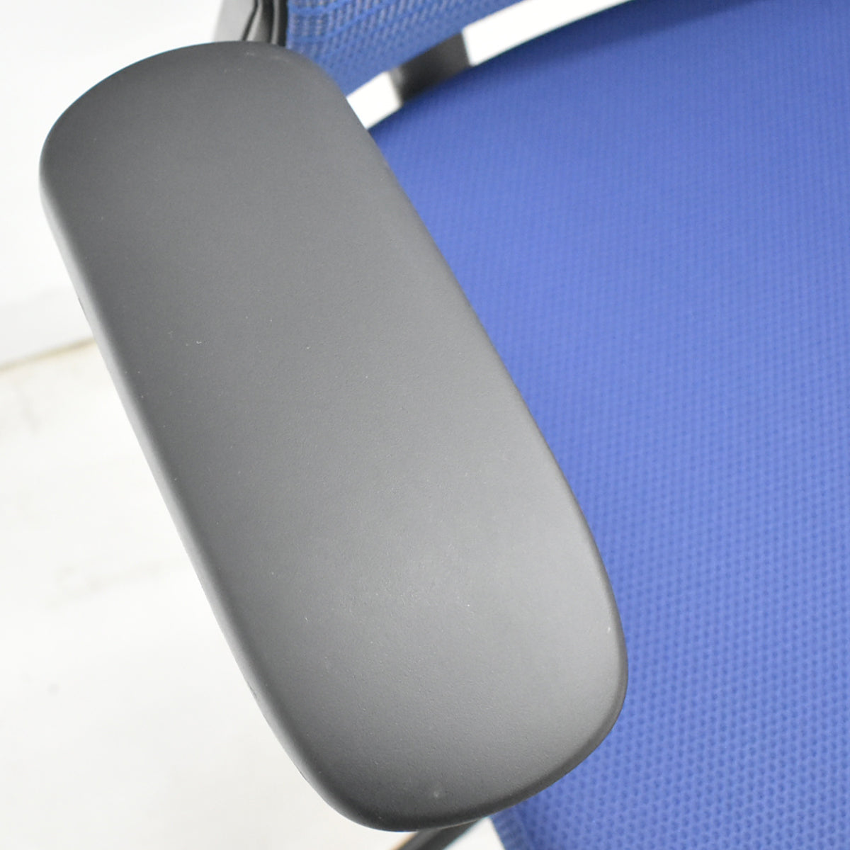 【中古】オカムラ　コーラル　ローバック　可動肘　ミディアムブルー　2026021302【中古オフィス家具】