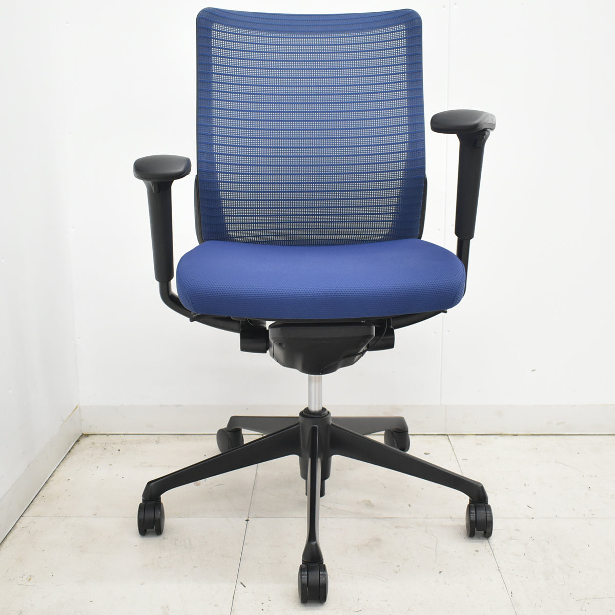 【中古】オカムラ　コーラル　ローバック　可動肘　ミディアムブルー　2026021302【中古オフィス家具】