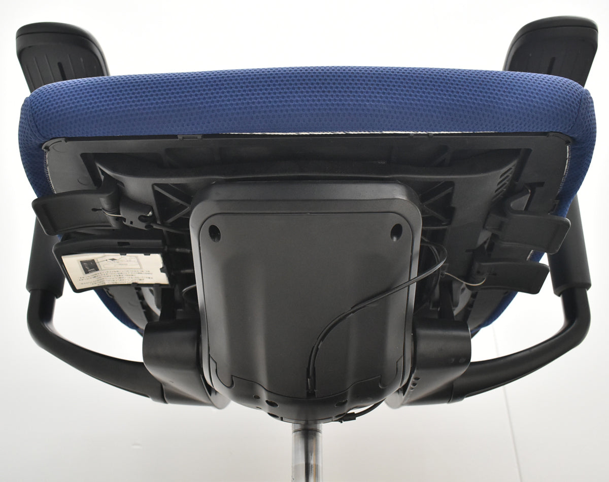 【中古】オカムラ　コーラル　ローバック　可動肘　ミディアムブルー　2026021302【中古オフィス家具】