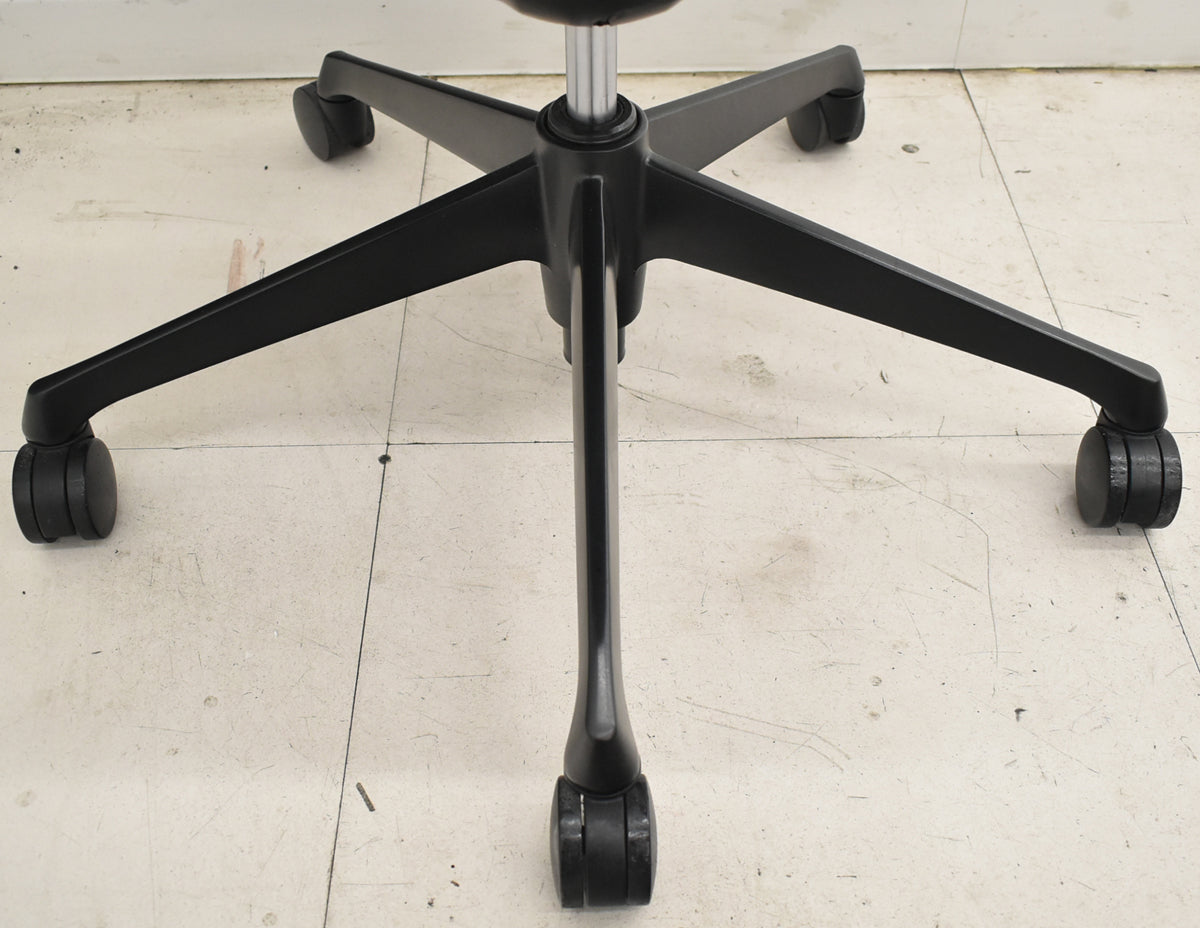 【中古】オカムラ　コーラル　ローバック　可動肘　ミディアムブルー　2026021302【中古オフィス家具】