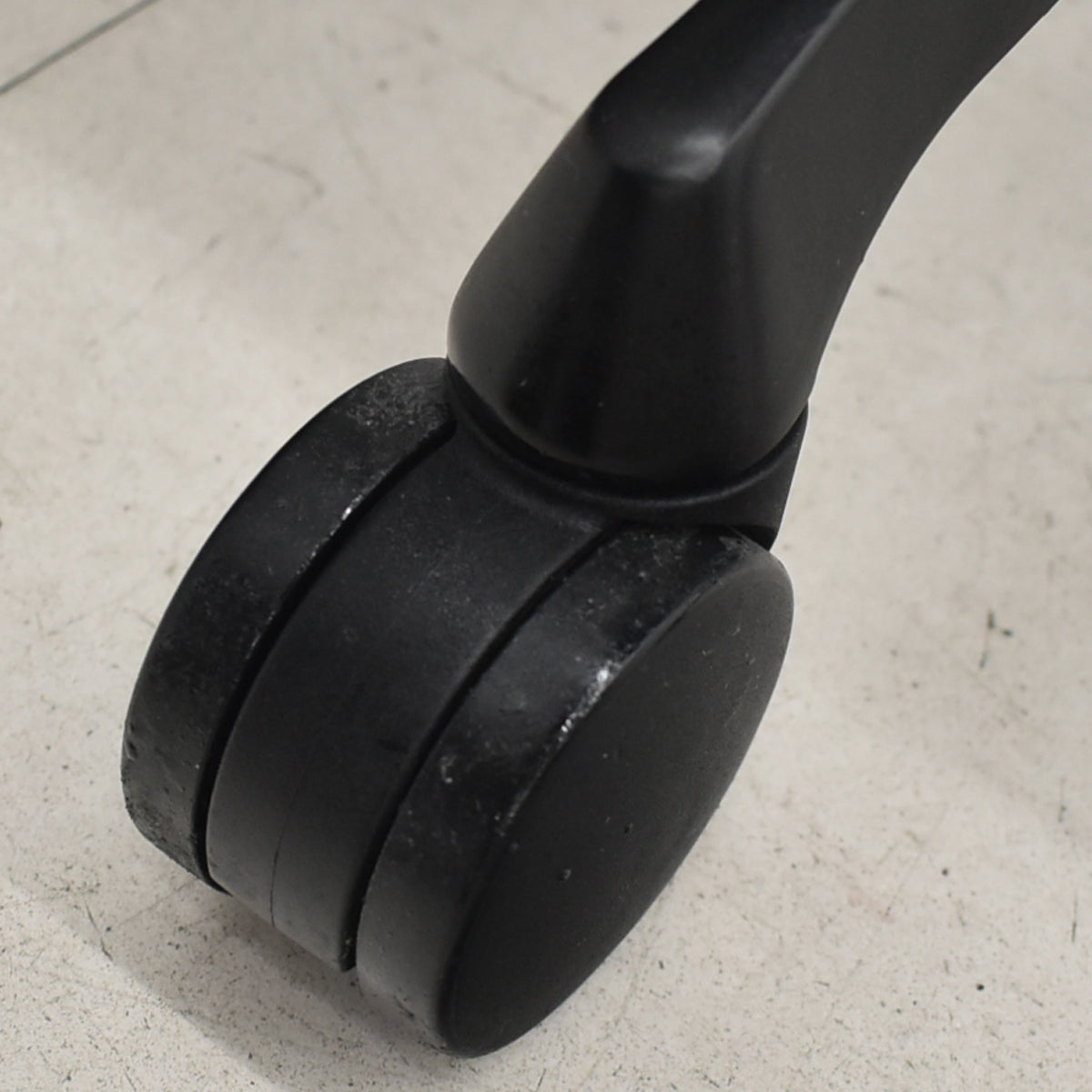 【中古】オカムラ　コーラル　ローバック　可動肘　ミディアムブルー　2026021302【中古オフィス家具】