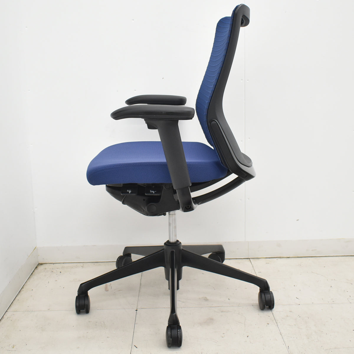 【中古】オカムラ　コーラル　ローバック　可動肘　ミディアムブルー　2026021302【中古オフィス家具】