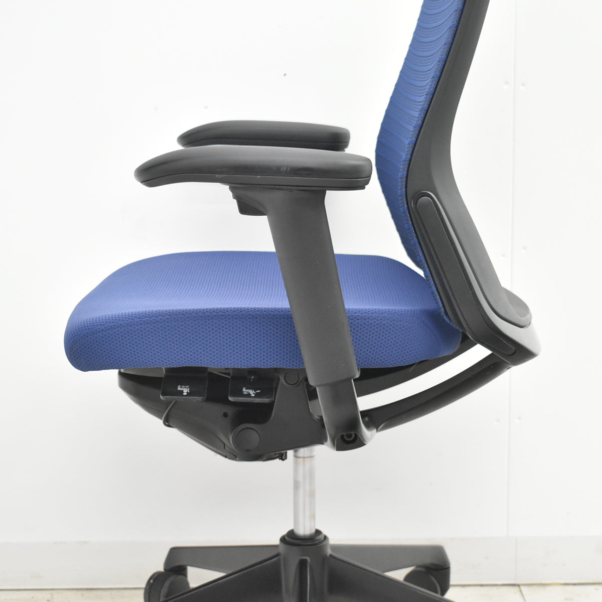 【中古】オカムラ　コーラル　ローバック　可動肘　ミディアムブルー　2026021302【中古オフィス家具】