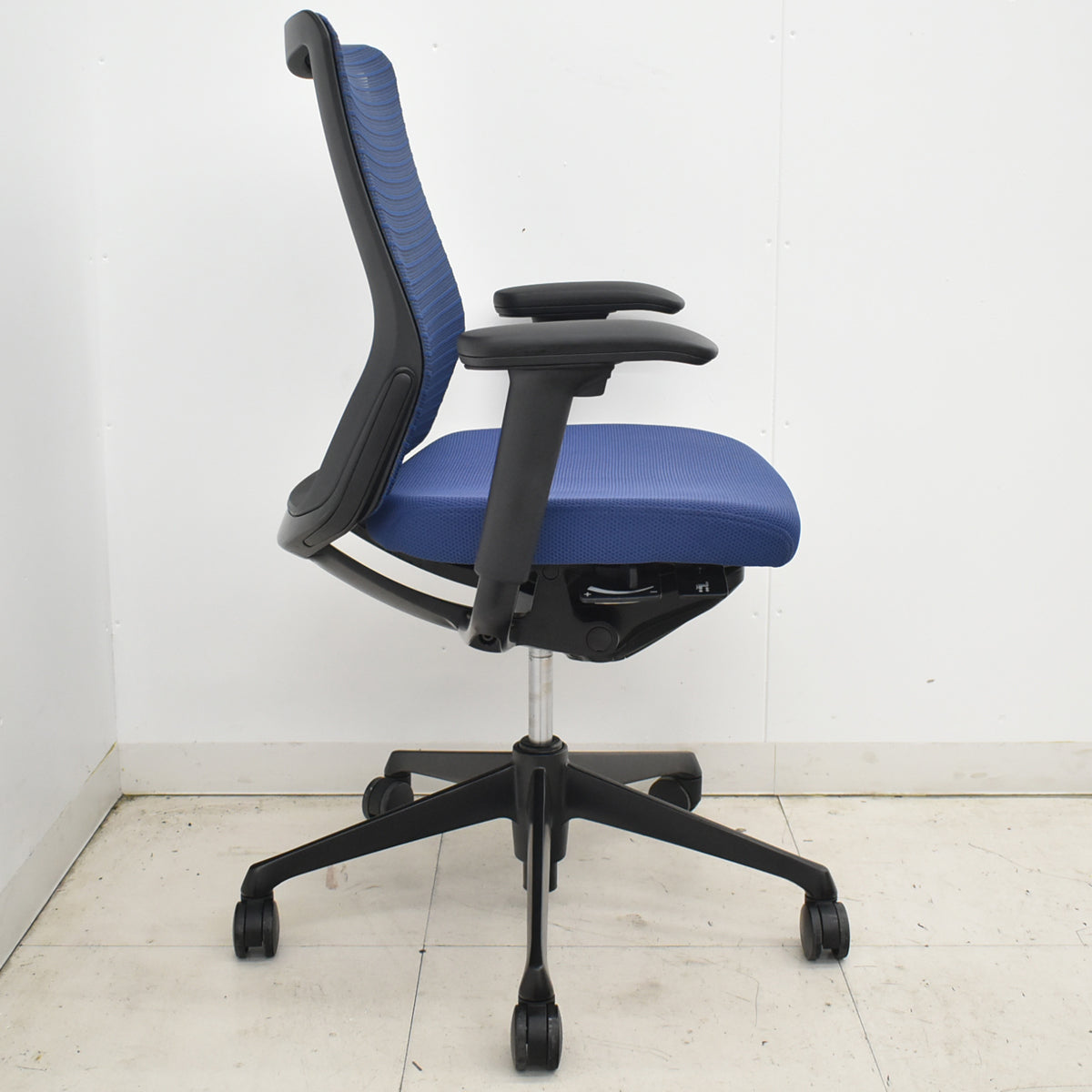 【中古】オカムラ　コーラル　ローバック　可動肘　ミディアムブルー　2026021302【中古オフィス家具】