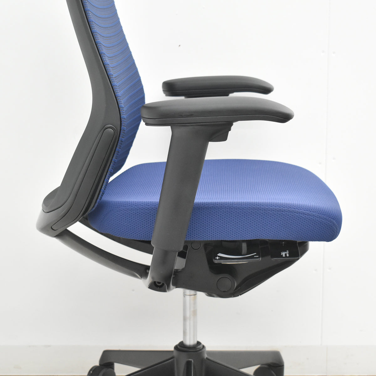 【中古】オカムラ　コーラル　ローバック　可動肘　ミディアムブルー　2026021302【中古オフィス家具】