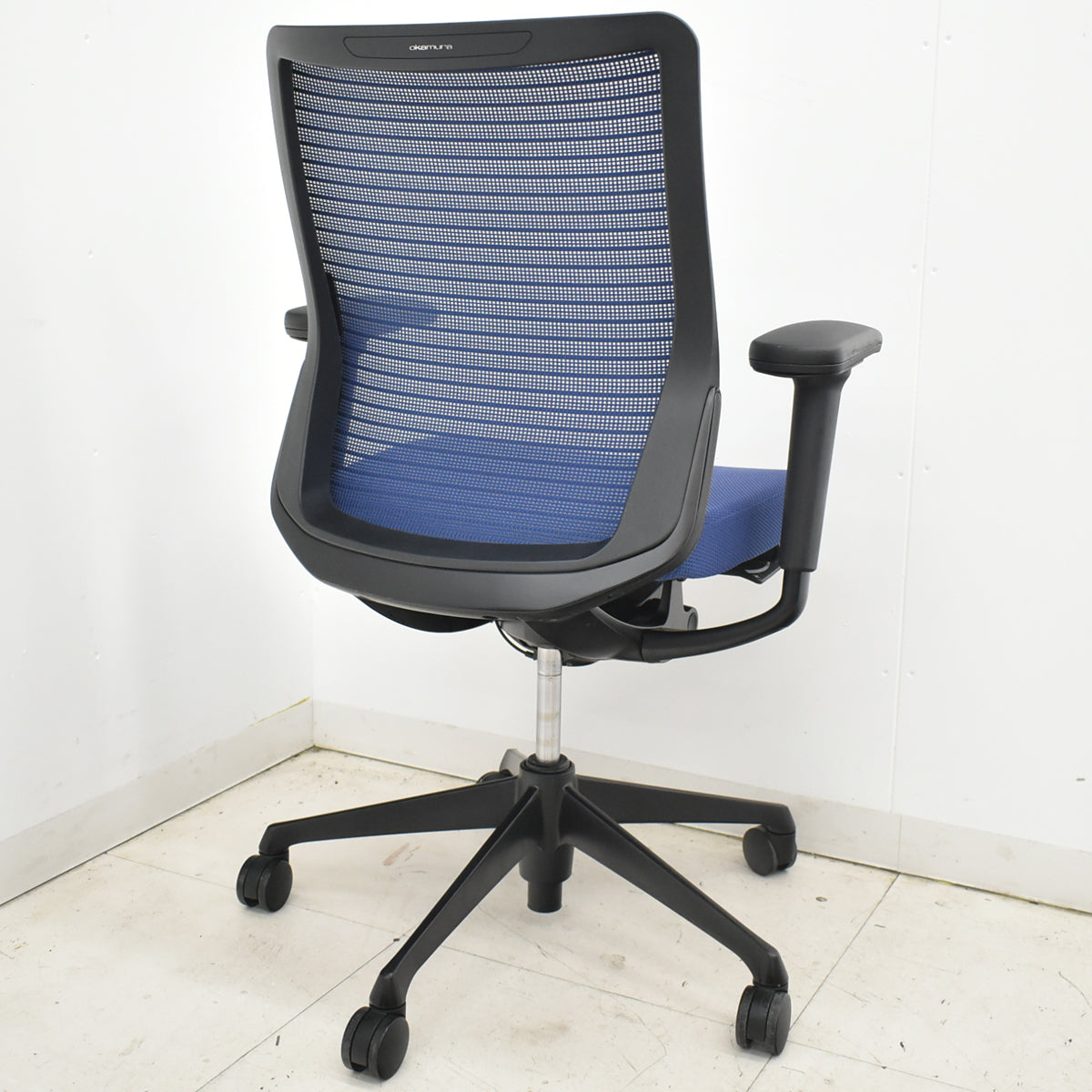 【中古】オカムラ　コーラル　ローバック　可動肘　ミディアムブルー　2026021302【中古オフィス家具】
