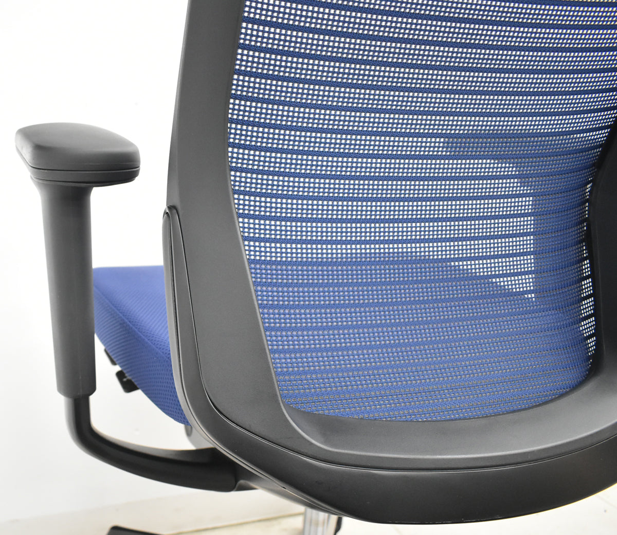 【中古】オカムラ　コーラル　ローバック　可動肘　ミディアムブルー　2026021302【中古オフィス家具】