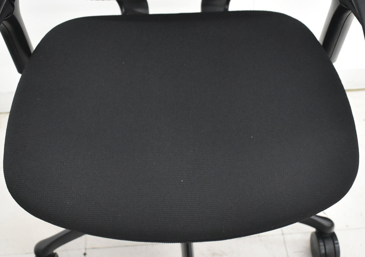 【中古】オカムラ　コンテッサ　可動肘　ヘッドレスト　ランバーサポート　ハンガー　ブラックフレーム　2026021401【中古オフィス家具】