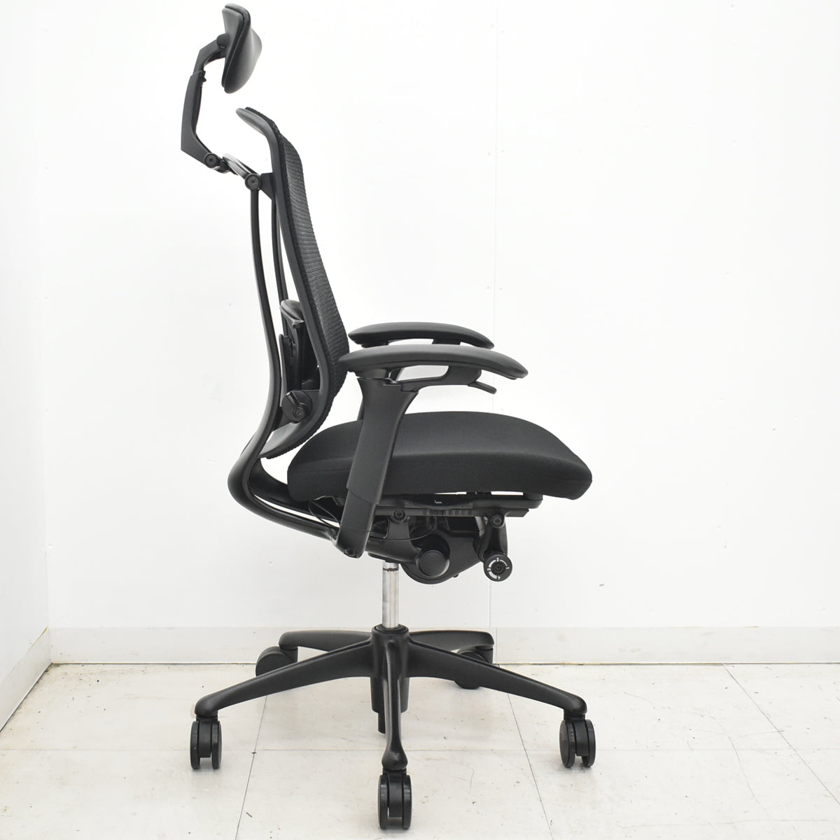 【中古】オカムラ　コンテッサ　可動肘　ヘッドレスト　ランバーサポート　ハンガー　ブラックフレーム　2026021401【中古オフィス家具】