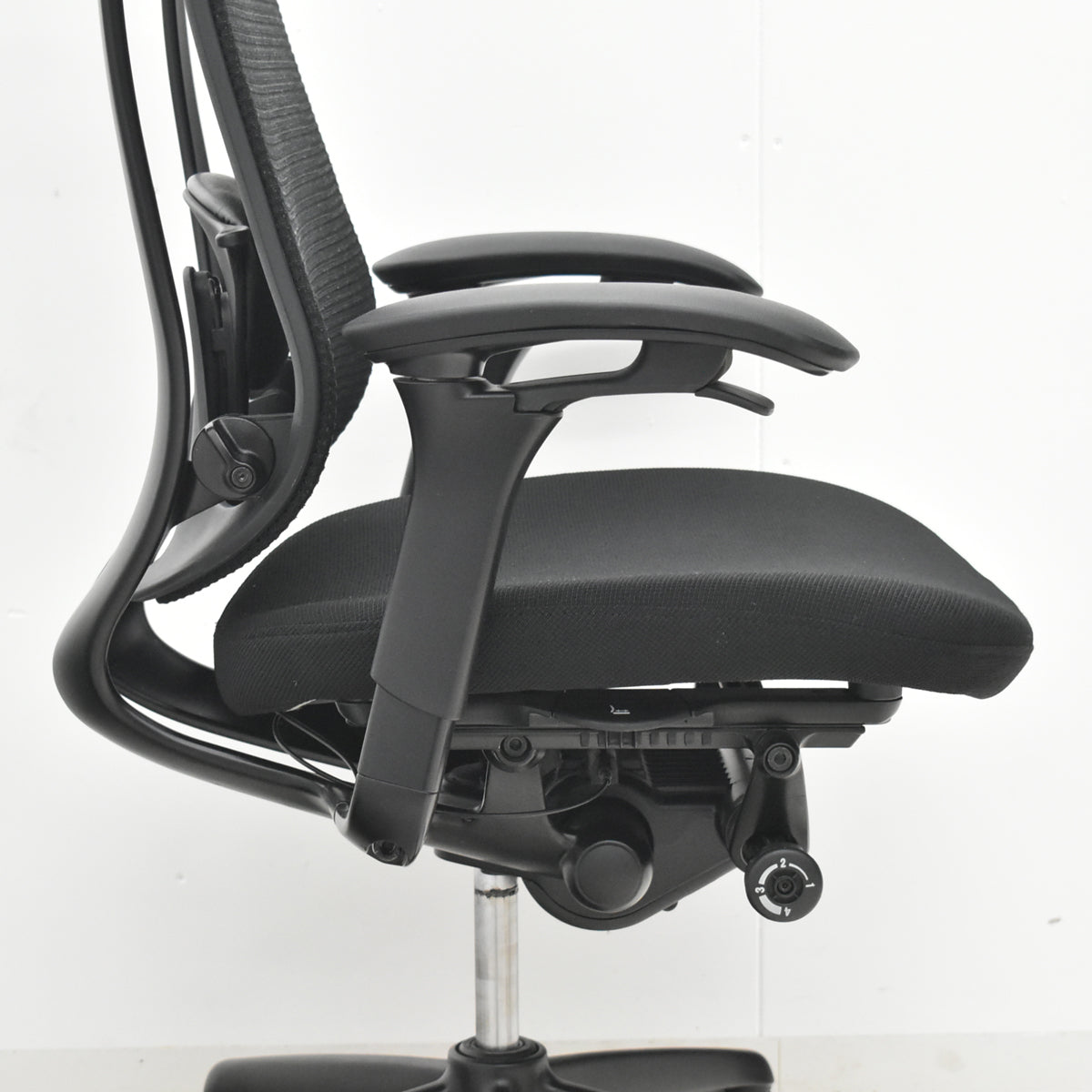 【中古】オカムラ　コンテッサ　可動肘　ヘッドレスト　ランバーサポート　ハンガー　ブラックフレーム　2026021401【中古オフィス家具】