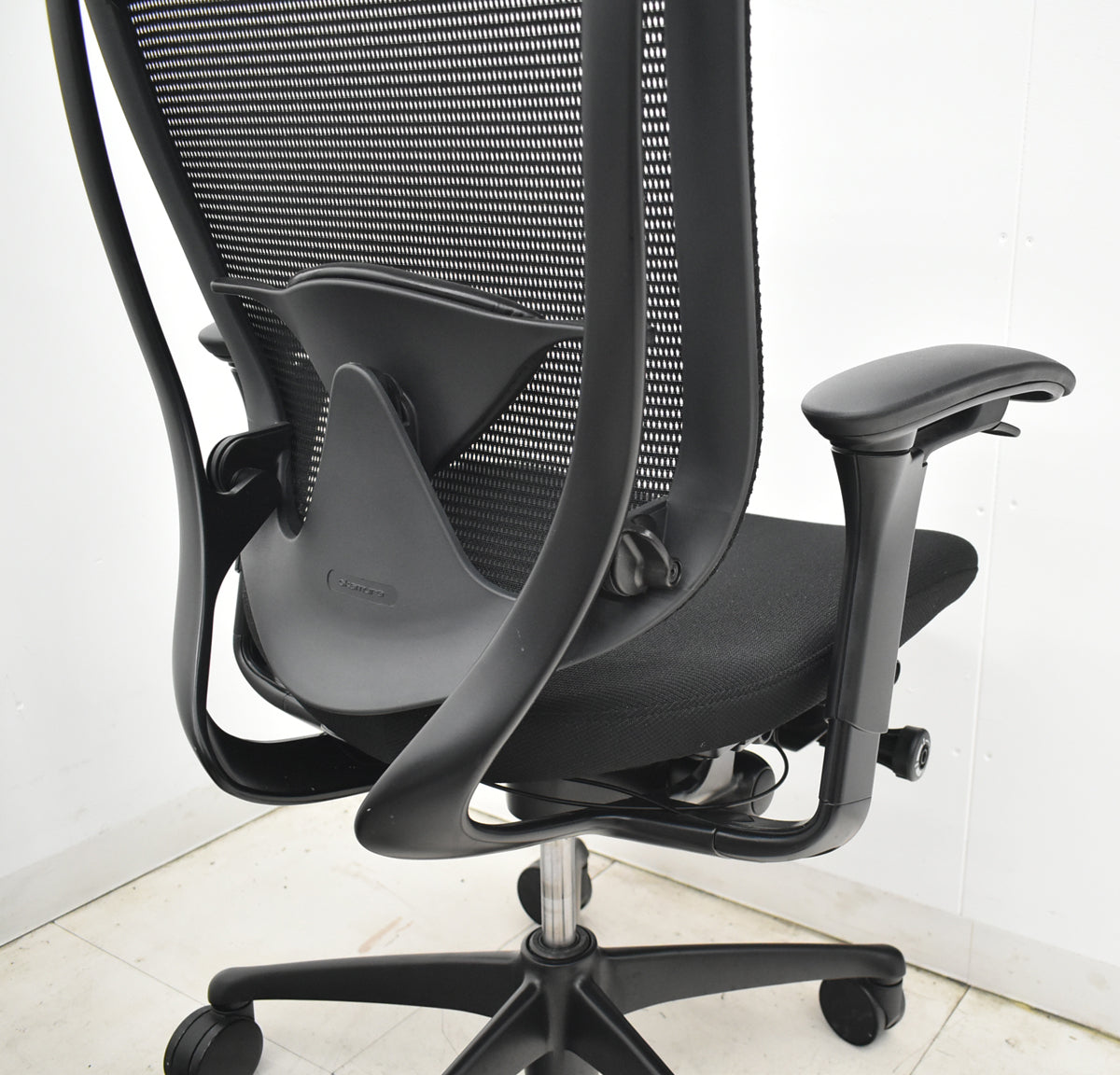 【中古】オカムラ　コンテッサ　可動肘　ヘッドレスト　ランバーサポート　ハンガー　ブラックフレーム　2026021401【中古オフィス家具】