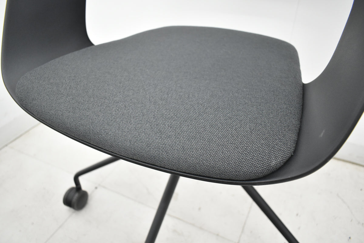 【中古】ウィルクハーン　222renge OCCO　オッコ　座面クッション付　ウレタンキャスター　ブラック　2026021402【中古オフィス家具】