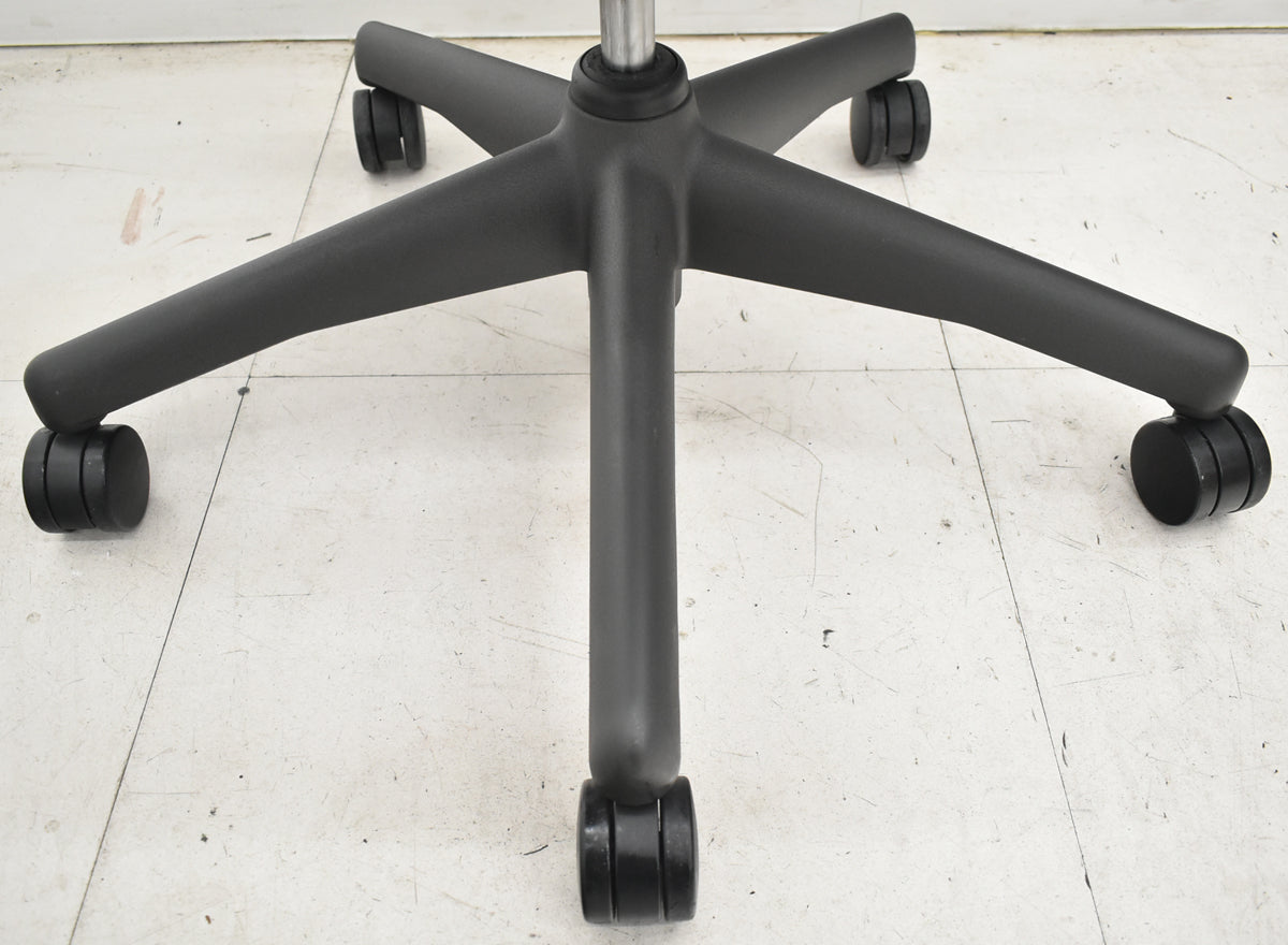 【中古】ハーマンミラー　アーロンチェア　スタンダード　Ｂサイズ　ランバーサポート　ブラック　2026021403【中古オフィス家具】