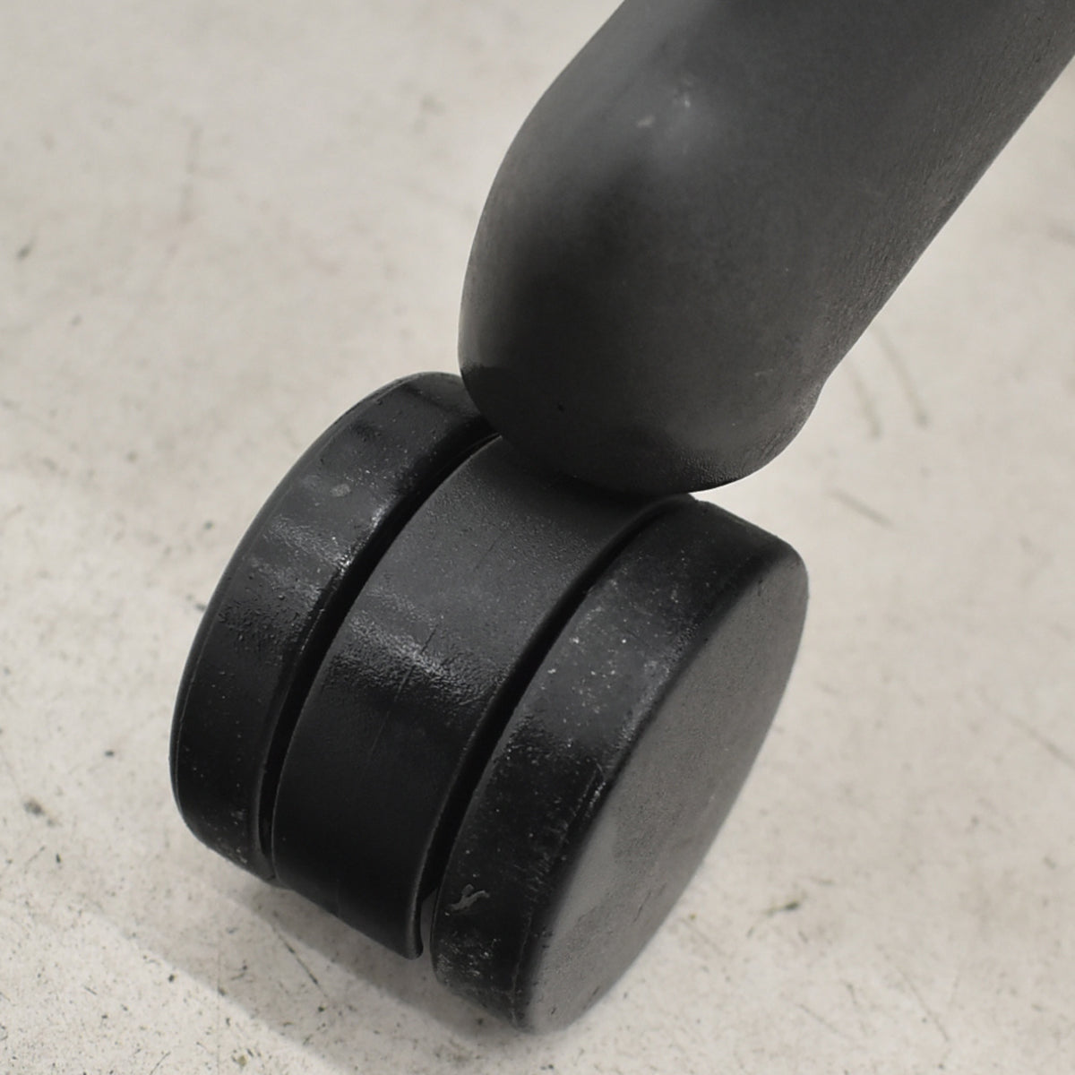 【中古】ハーマンミラー　アーロンチェア　スタンダード　Ｂサイズ　ランバーサポート　ブラック　2026021403【中古オフィス家具】