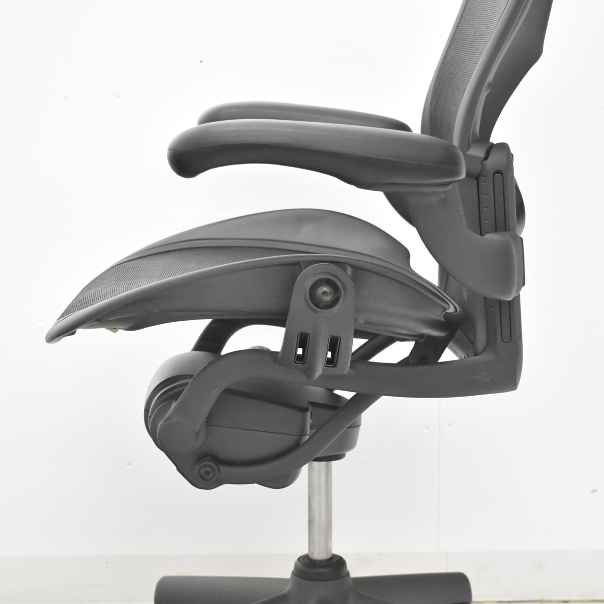 【中古】ハーマンミラー　アーロンチェア　スタンダード　Ｂサイズ　ランバーサポート　ブラック　2026021403【中古オフィス家具】