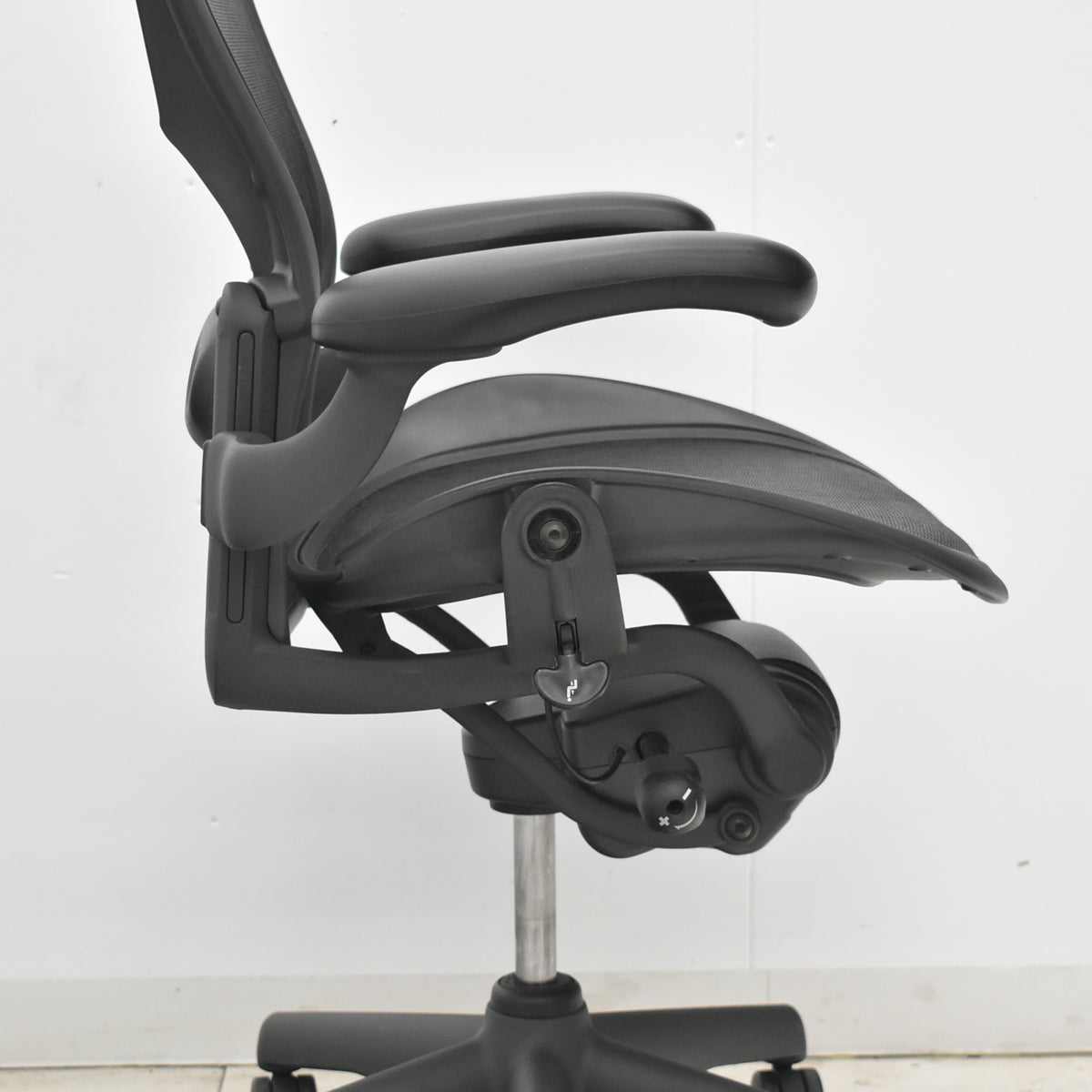 【中古】ハーマンミラー　アーロンチェア　スタンダード　Ｂサイズ　ランバーサポート　ブラック　2026021403【中古オフィス家具】