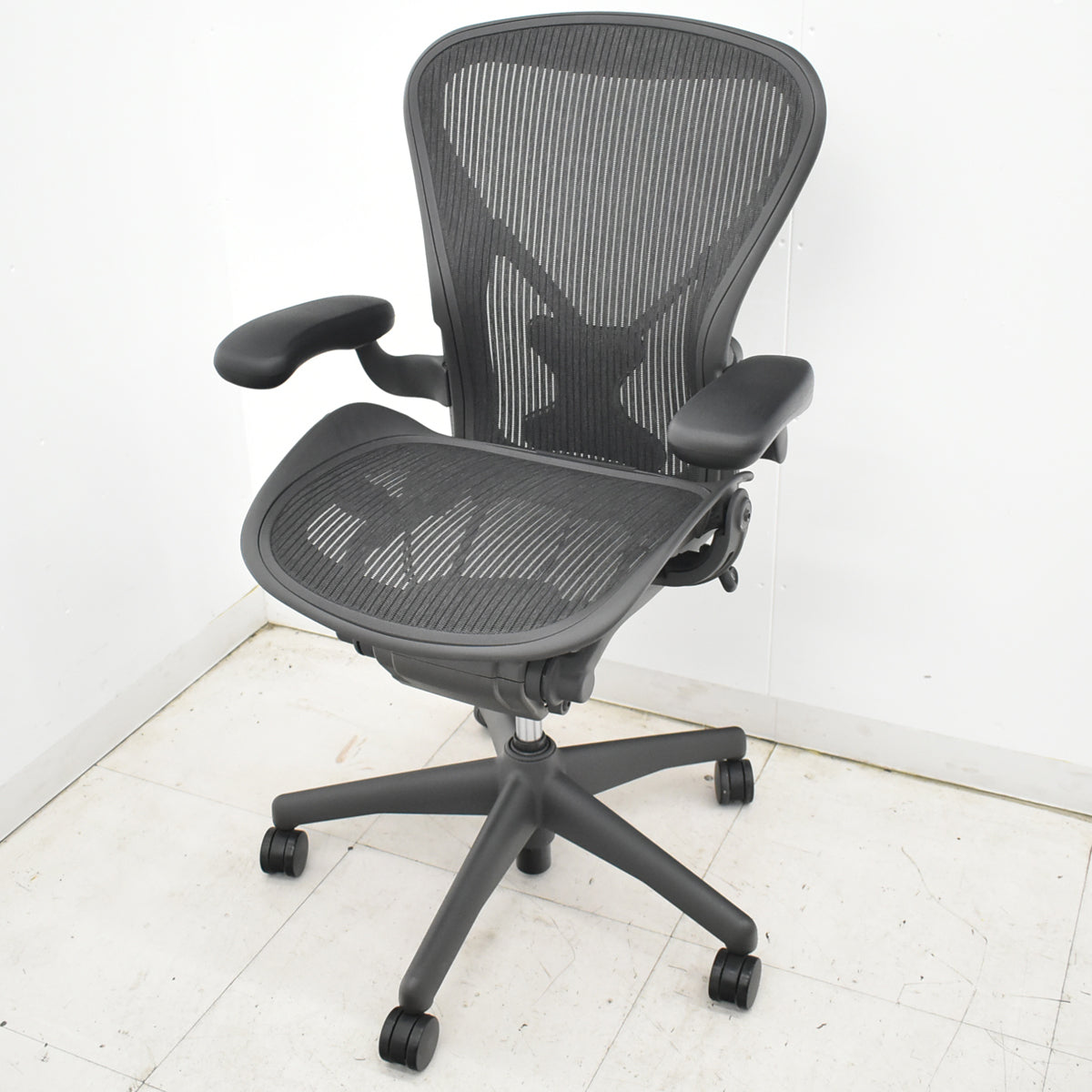 【中古】ハーマンミラー　アーロンチェア　Ｂサイズ　固定肘　ポスチャーフィット　リクライニング範囲調整　ブラック　2026021404【中古オフィス家具】\