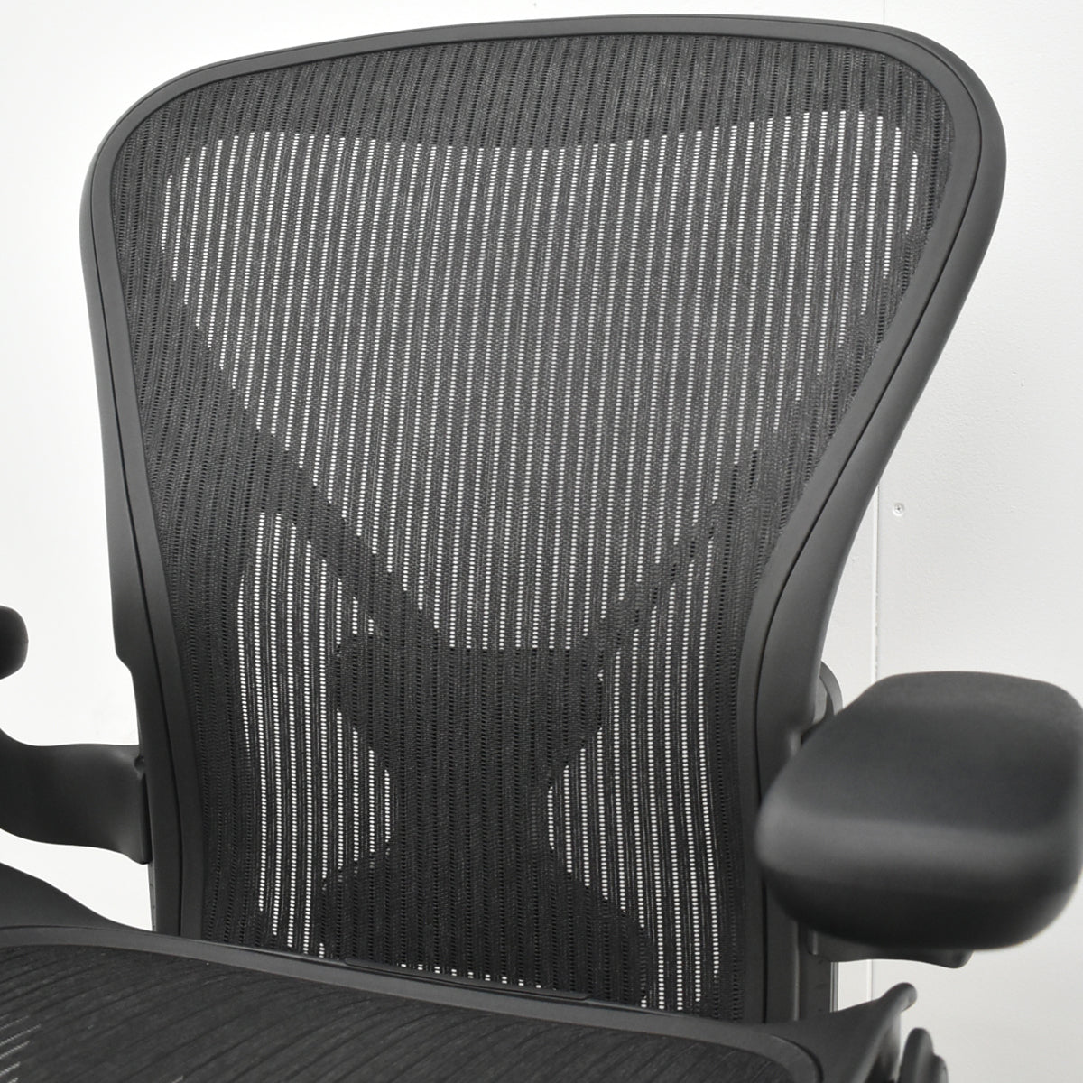 【中古】ハーマンミラー　アーロンチェア　Ｂサイズ　固定肘　ポスチャーフィット　リクライニング範囲調整　ブラック　2026021404【中古オフィス家具】\
