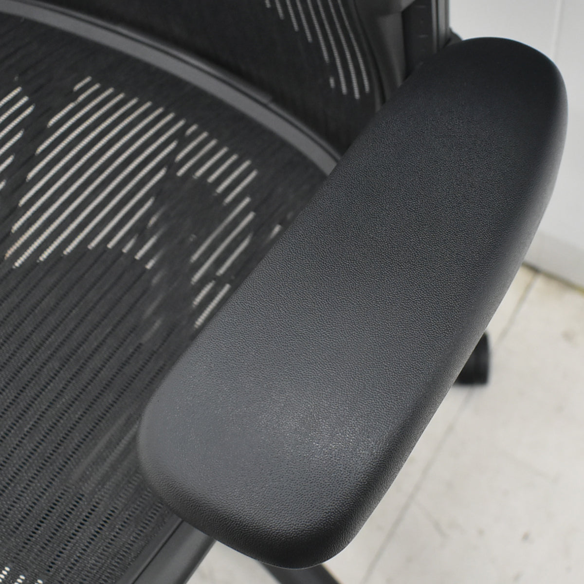 【中古】ハーマンミラー　アーロンチェア　Ｂサイズ　固定肘　ポスチャーフィット　リクライニング範囲調整　ブラック　2026021404【中古オフィス家具】\