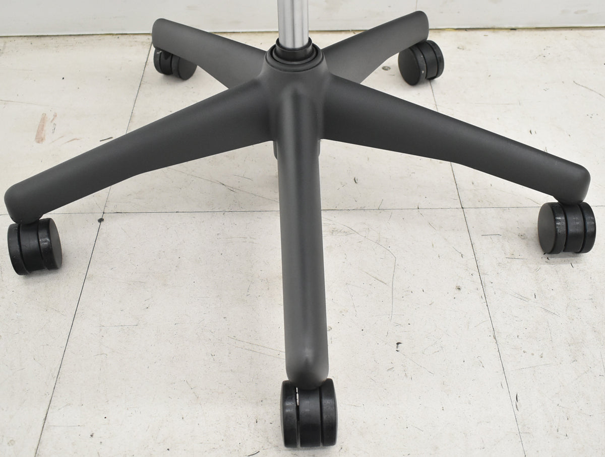 【中古】ハーマンミラー　アーロンチェア　Ｂサイズ　固定肘　ポスチャーフィット　リクライニング範囲調整　ブラック　2026021404【中古オフィス家具】\