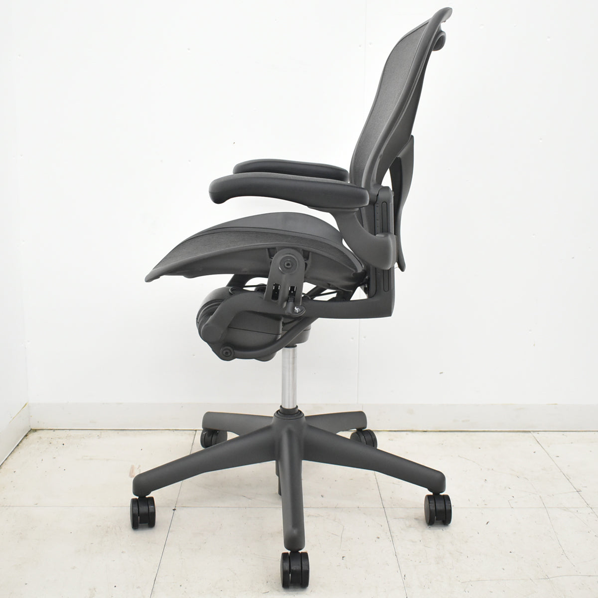 【中古】ハーマンミラー　アーロンチェア　Ｂサイズ　固定肘　ポスチャーフィット　リクライニング範囲調整　ブラック　2026021404【中古オフィス家具】\