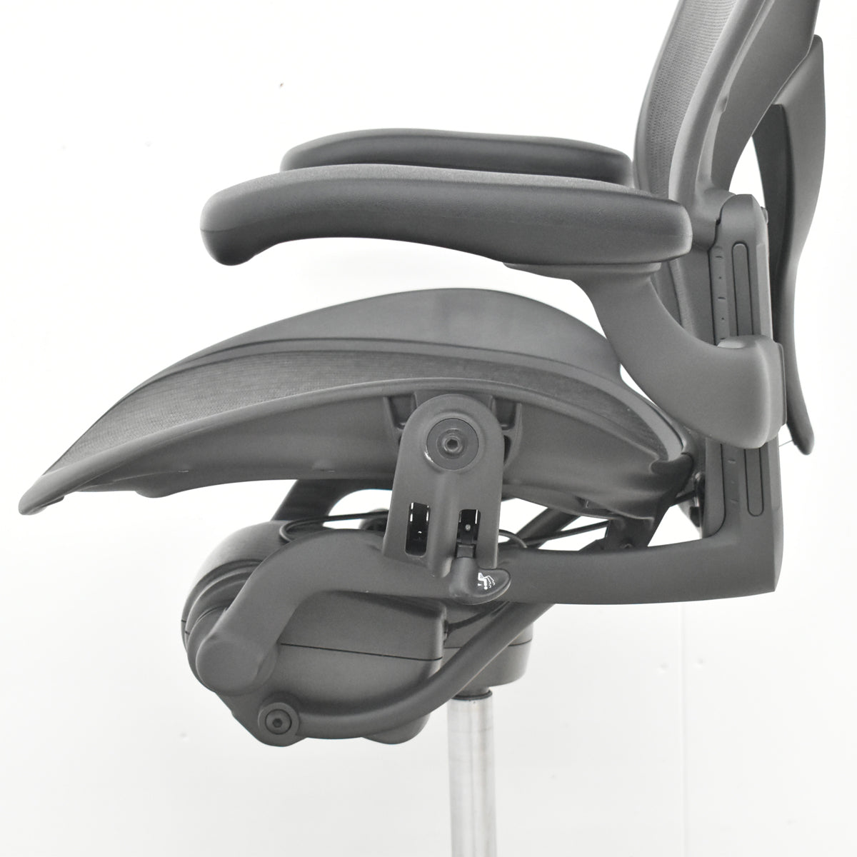 【中古】ハーマンミラー　アーロンチェア　Ｂサイズ　固定肘　ポスチャーフィット　リクライニング範囲調整　ブラック　2026021404【中古オフィス家具】\